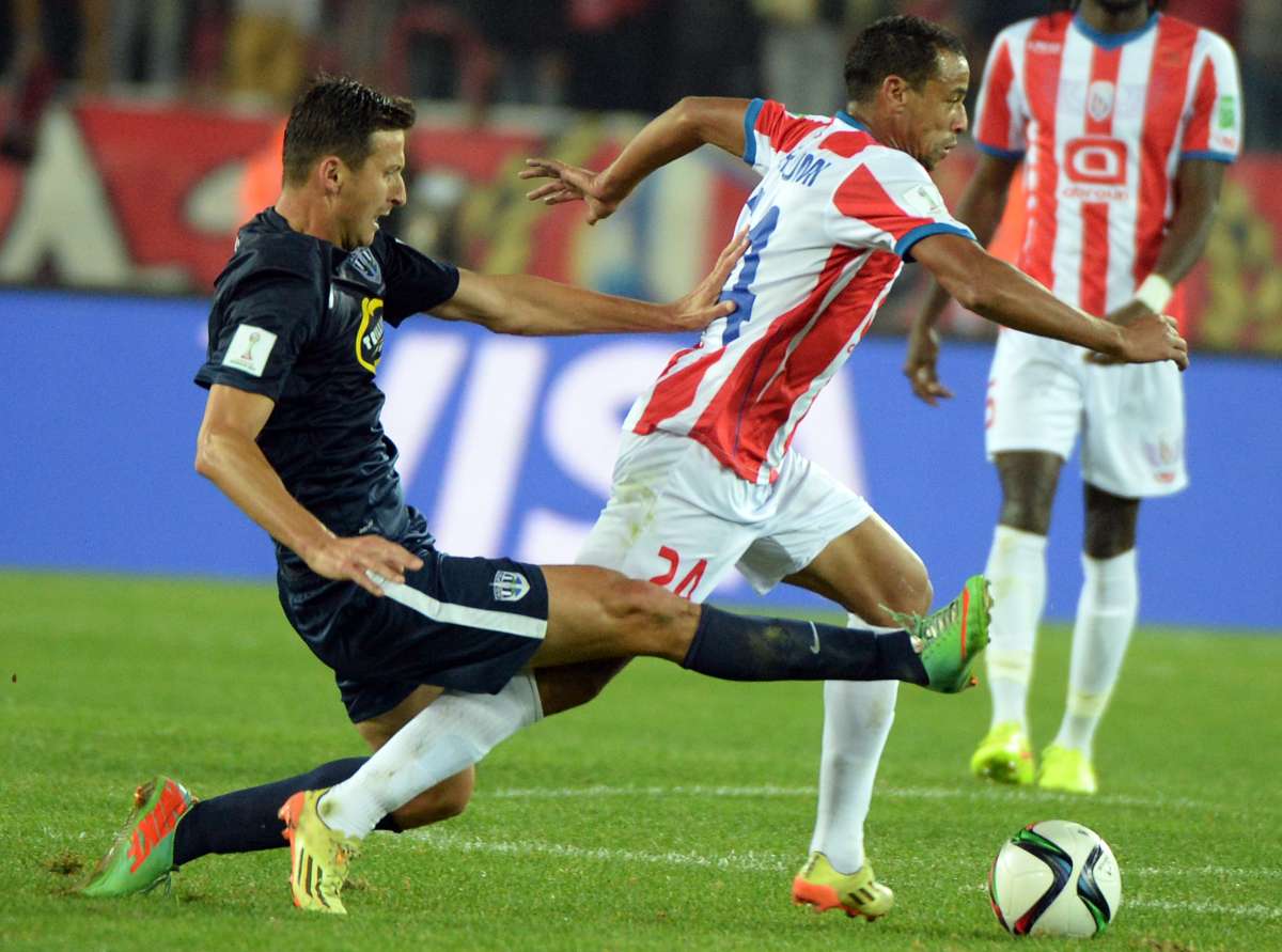 El Moghreb Tetu&aacute;n (blanco con rojo) perdi&oacute; en penales ante el Auckland City de Nueva Zelanda. Foto: AFP