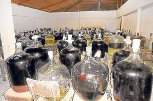 El vino se a&ntilde;eja en grandes botellas de vidrio para mejorar el sabor en cada uno de ellos. Foto: Cortes&iacute;a