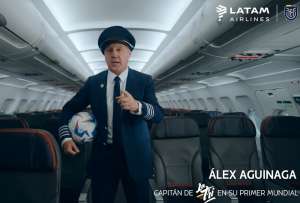 El exfutbolista Álex Aguinaga es el embajador oficial de Latam en Ecuador. 