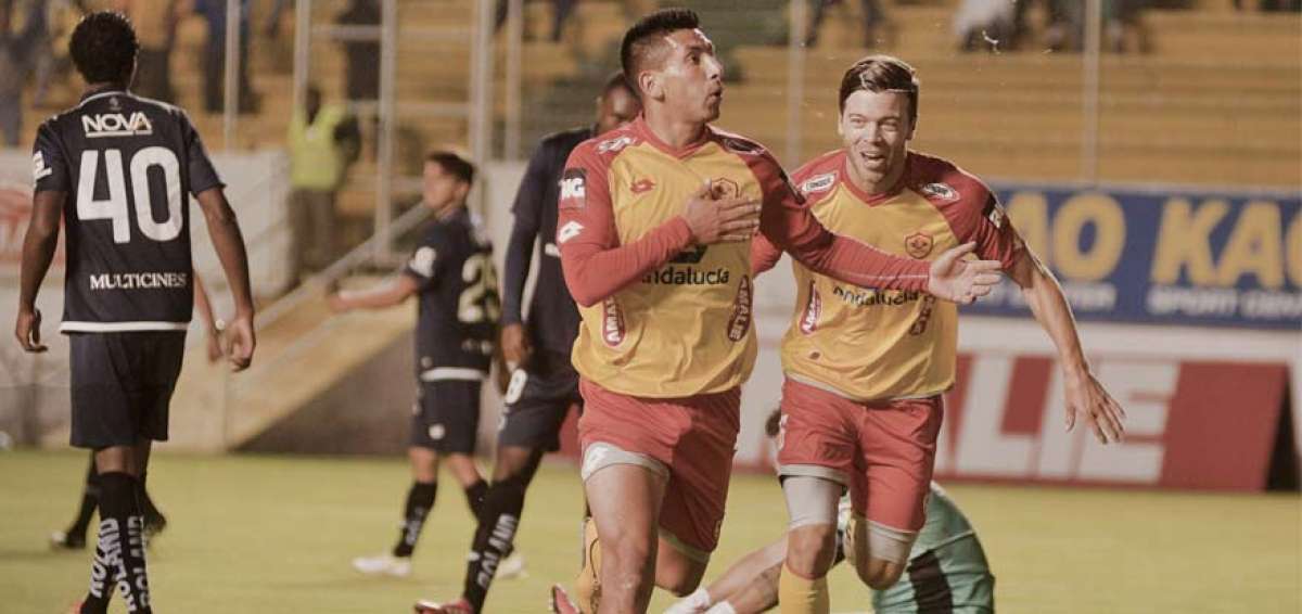 El delantero de Aucas, Juan Carlos Villacr&eacute;s (adelante) celebra el tanto que le marc&oacute; a Universidad Cat&oacute;lica junto a su compa&ntilde;ero Esteban Solari. 