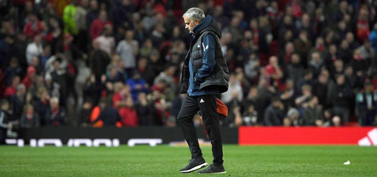 El portugu&eacute;s Jos&eacute; Mourinho abandona el campo del estadio Old Trafford, tras la eliminaci&oacute;n de la Copa de la Liga.