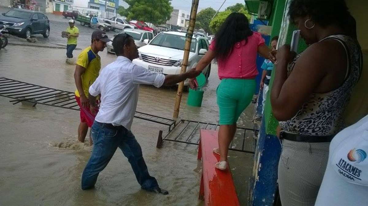 Colectores y tuber&iacute;as estallan por torrencial aguacero en Esmeraldas