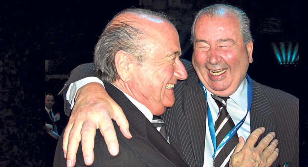 El argentino Julio Grondona (der.) fue presidente de la AFA durante 35 a&ntilde;os y vicepresidente senior de la FIFA entre 1988 y 2014. En la foto junto a Joseph Blatter. Foto: AFP