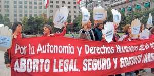 Las manifestaciones de grupos chilenos a favor del aborto han sido constantes en los &uacute;ltimos a&ntilde;os. Tomada de nuevamiradacorrientes.com