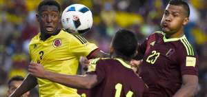 Jhon Chancellor (13) marcando a Radamel Falcao de Colombia.
