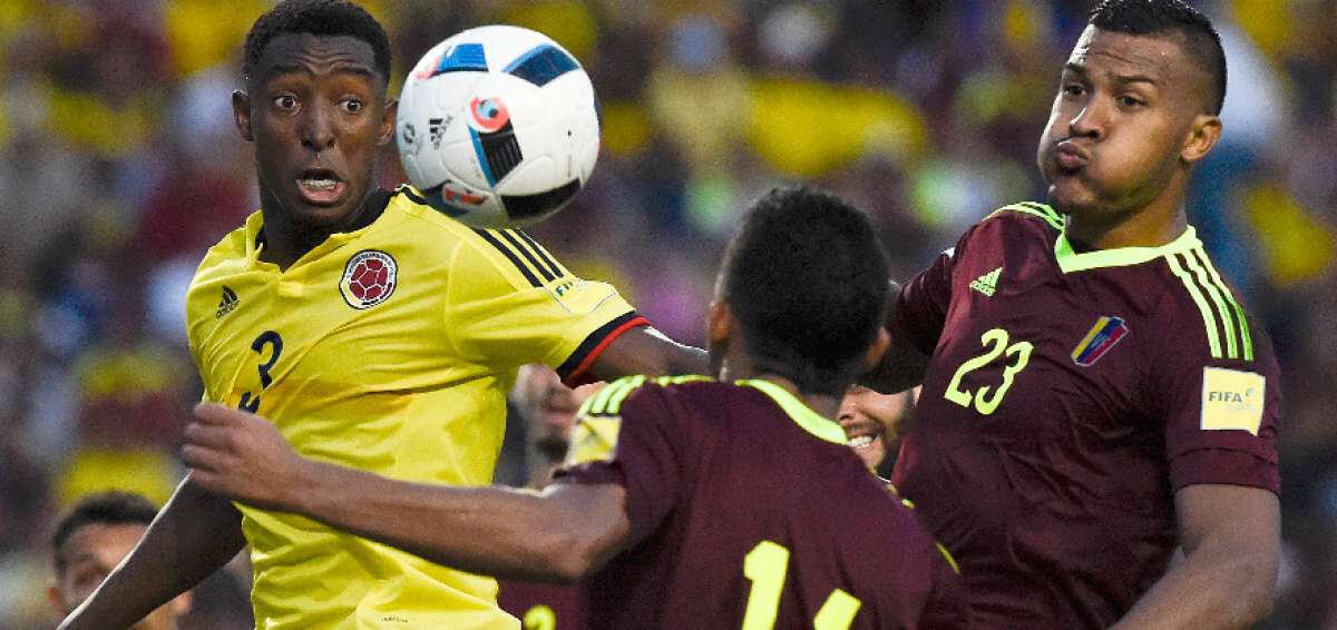 Jhon Chancellor (13) marcando a Radamel Falcao de Colombia.