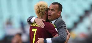 Rafael Dudamel (d) se abraza con Adalberto Pe&ntilde;aranda, autor del gol de la victoria frente a Estados Unidos.