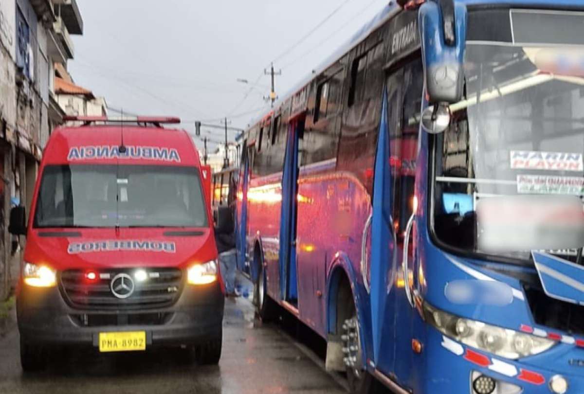 Personal de emergencia atendi&oacute; a los heridos tras el choque de dos buses en el centro de Quito.