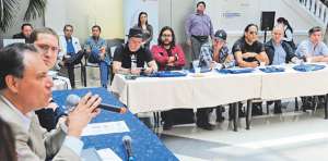Momentos en que Carlos Ochoa, superintendente de Comunicaci&oacute;n (Supercom) conversaba con los cantantes y promotores que se dieron cita en el evento de socializar la campa&ntilde;a. 