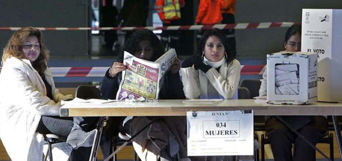 Varias mujeres en una de las mesas electorales en el madrile&ntilde;o Palacio de Vistalegre.