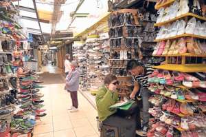 En Ingahurco, al norte de Ambato, se encuentra la plaza Juan Cajas, uno de los sitios de comercializaci&oacute;n de calzado m&aacute;s grandes de la capital tungurahuense. Fotos: Roberto Ch&aacute;vez / El Tel&eacute;grafo