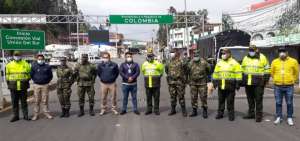 Personal policial y militar custodia el puente de Rumichaca en la frontera entre Ecuador y Colombia.
