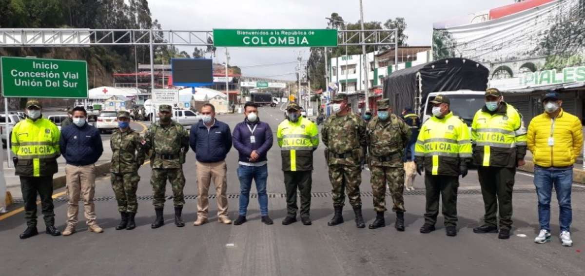 Personal policial y militar custodia el puente de Rumichaca en la frontera entre Ecuador y Colombia.