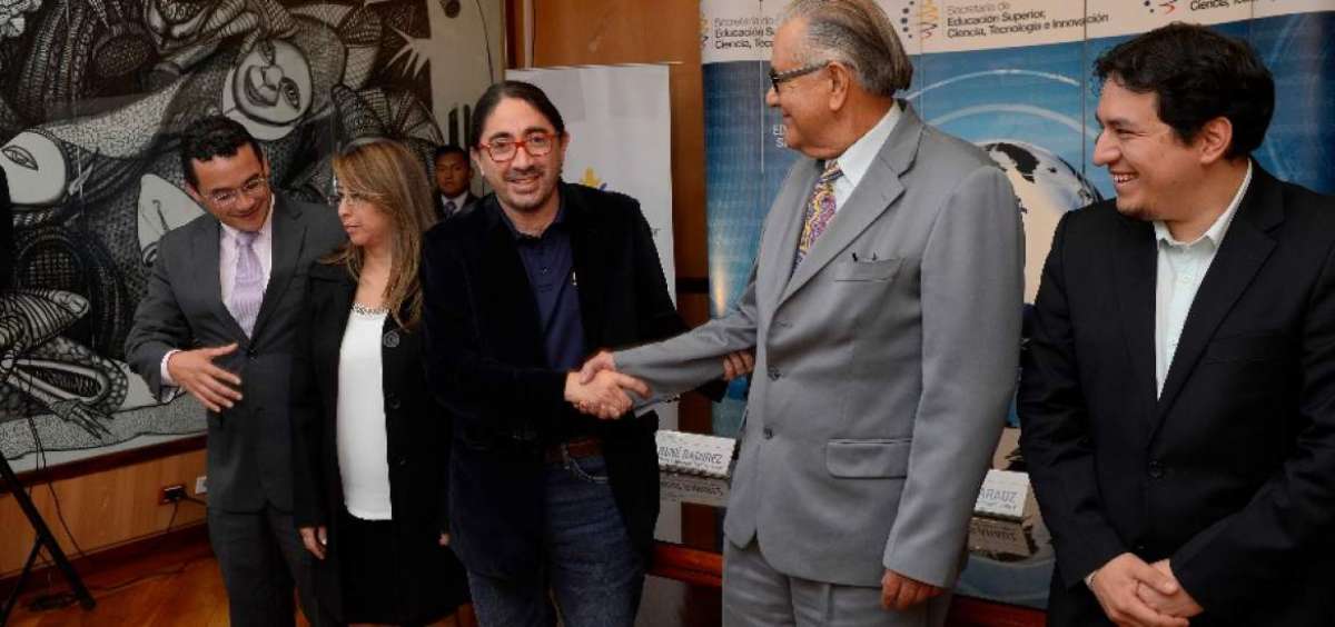 Santiago V&aacute;squez, Cecilia Viteri, Ren&eacute; Ram&iacute;rez, Pedro Alvarado y Andr&eacute;s Ar&aacute;uz en la premiaci&oacute;n del concurso.   