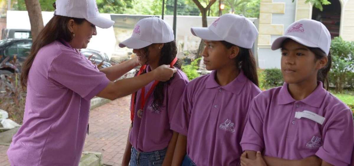 Un grupo de estudiantes del colegio Jos&eacute; Pino Ycaza recibe medallas como premio a mejor canci&oacute;n en el concurso que promueve los valores.