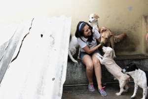 Katiuska Delgado lucha por la protecci&oacute;n de los animales. Por ello cre&oacute; la agrupaci&oacute;n PANA y en su casa acoge a perros y gatos rescatados. Algunos llevan varios a&ntilde;os con ella y por su edad ya no son adoptados. Foto: Miguel Castro/El Tel&eacute;grafo