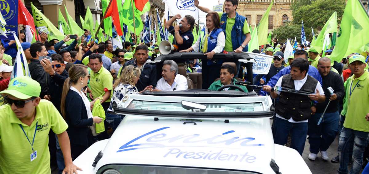 El presidenciable Len&iacute;n Moreno recorri&oacute; ayer el centro hist&oacute;rico de Cuenca. El recibimiento fue multitudinario.