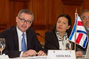 El Canciller de Costa Rica, Manuel Gonz&aacute;lez (i), asisti&oacute; a la cita oficial en el Palacio de Najas, en Quito. Foto: Daniel Molineros / El Tel&eacute;grafo