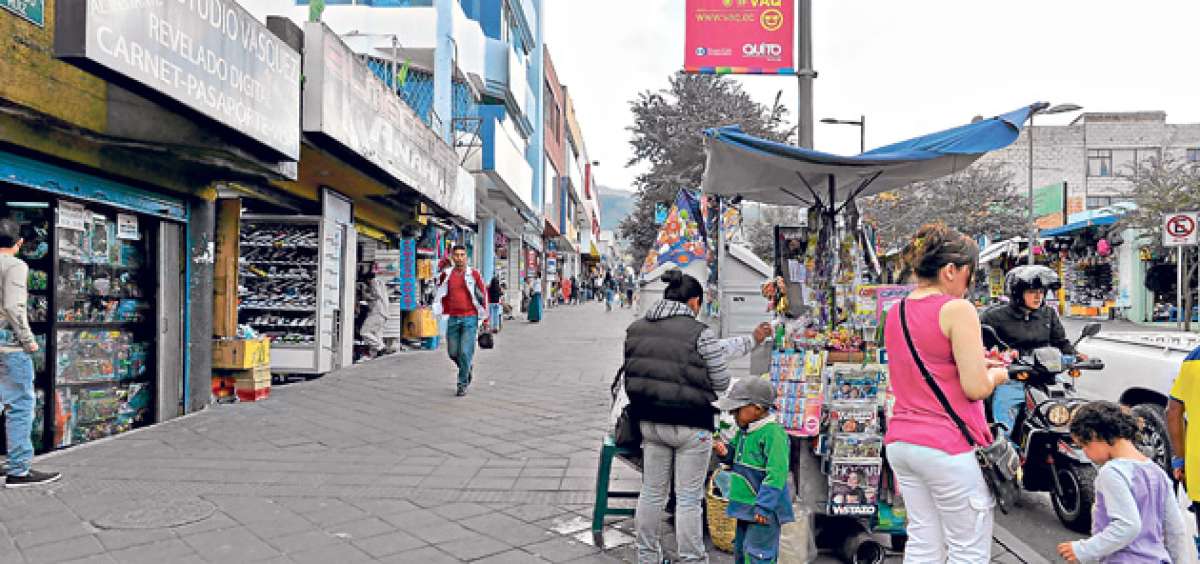Las ventas ambulantes en el bulevar Lizardo Ruiz de Cotocollao empiezan desde las 06:00, pero se agudizan a partir de las 18:00 cuando los integrantes de la Polic&iacute;a Metropolitana se retiran. Foto: Archivo/ El Tel&eacute;grafo