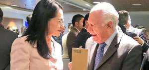 La ministra de Industrias, Eva Garc&iacute;a Fabre, dialoga con el expresidente de Chile, Ricardo Lagos, antes de la conferencia en la C&aacute;mara de Comercio de Quito.
