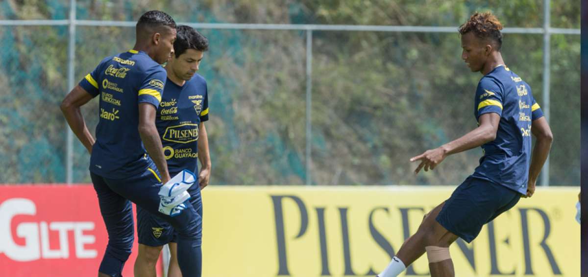 El defensa de Barcelona, Dar&iacute;o Aimar (der.), ser&aacute; titular ma&ntilde;ana, al igual que su compa&ntilde;ero de club, Mat&iacute;as Oyola (centro ) y Ayrton Preciado, de Emelec.   