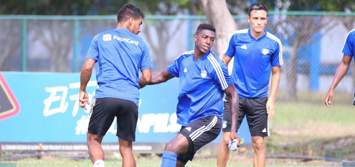 Los jugadores de Emelec, Fernando Luna (izq.), Ronaldo Jhonson (centro) y Marcos Mondaini (atr&aacute;s), durante un entrenamiento.