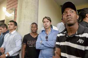 Un grupo de futbolistas, liderados por Luis Fernando Saritama (izq.) llegaron el martes pasado a la Ecuaf&uacute;tbol para reclamar el pago de sus sueldos. Foto: Lylibeth Coloma.