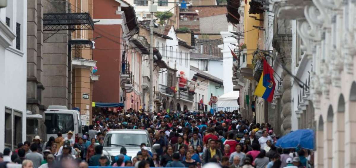 En la calle Chile, en el Centro Hist&oacute;rico, miles de personas realizaban sus compras de Navidad.