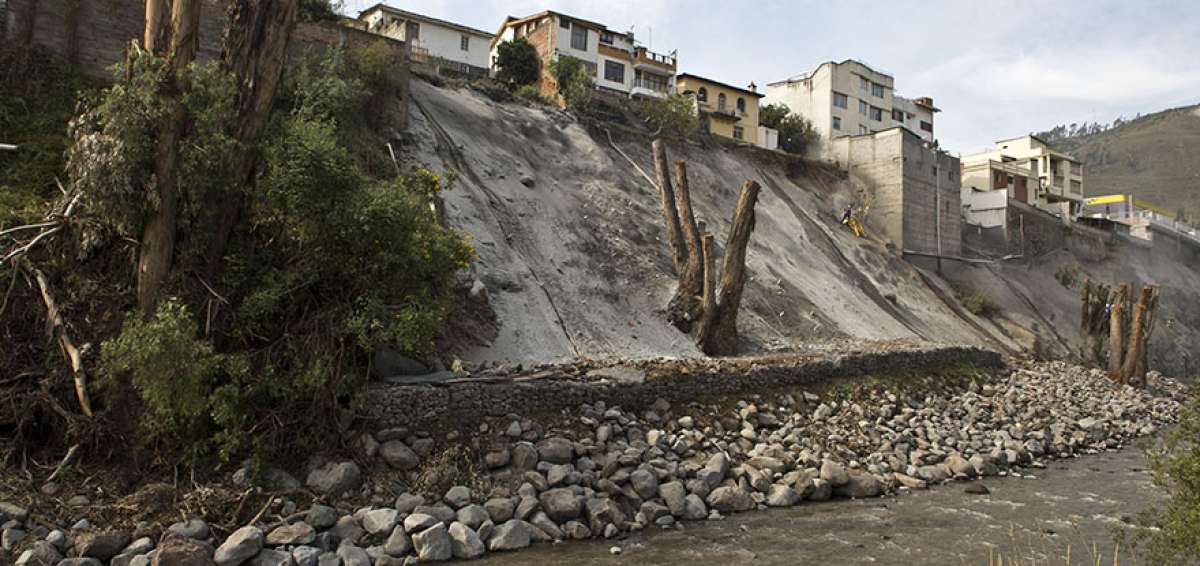 Expertos en sismolog&iacute;a y construcci&oacute;n analizaron el riesgo que existe en Ambato debido a la presencia de grandes taludes y topograf&iacute;a irregular.  