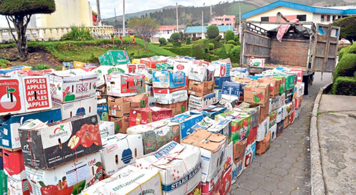 Decenas de cajas de frutas que no ten&iacute;an los permisos de rigor quedaron decomisadas. Foto: Carlos Jim&eacute;nez.