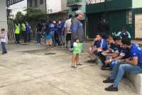 Hinchas de Emelec invadieron la cancha tras la presentación del plantel