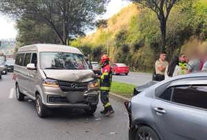 Una furgoneta y un auto liviano chocaron en la av. Simón Bolívar. 