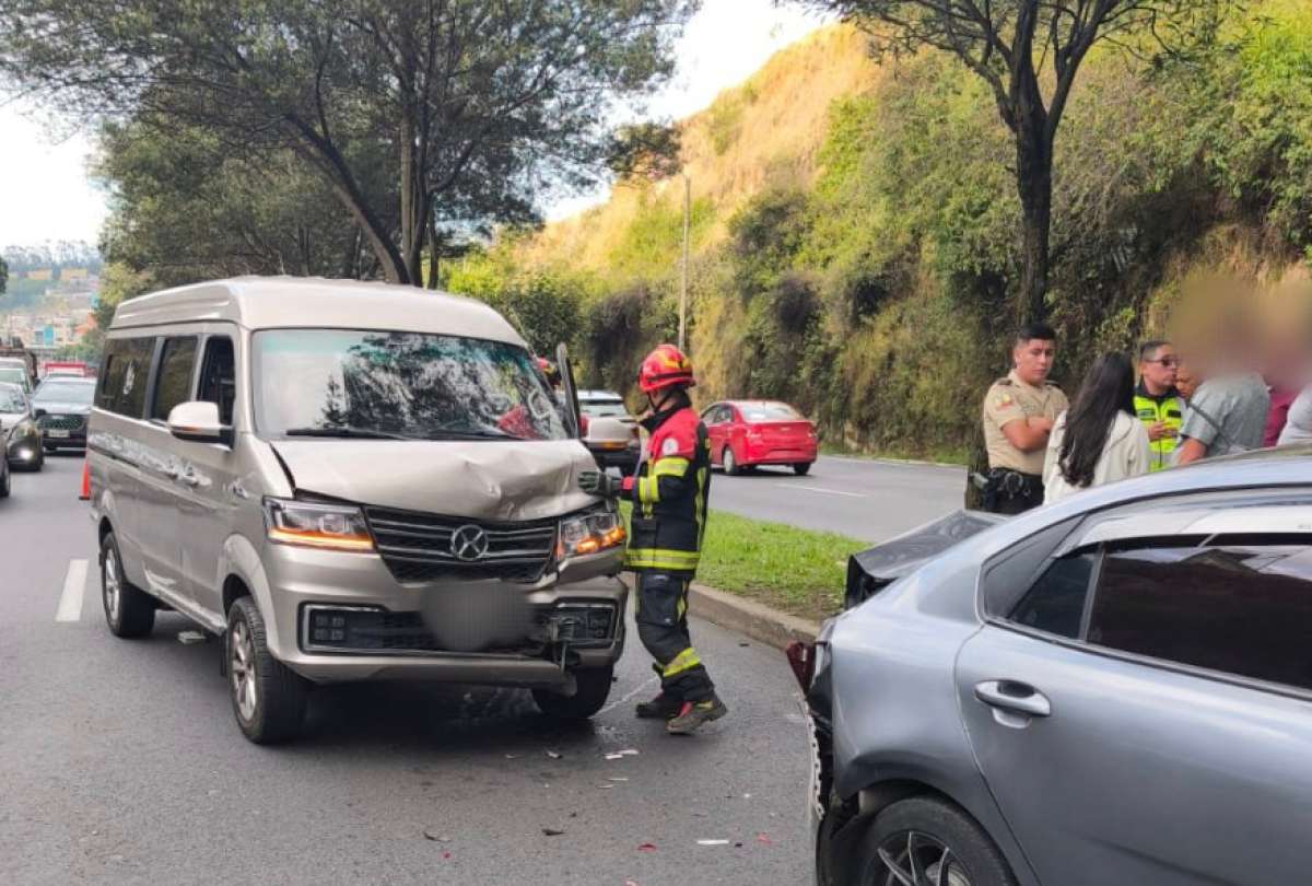 Una furgoneta y un auto liviano chocaron en la av. Simón Bolívar. 