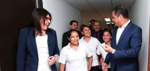 Rafael Correa y Nuria Buti&ntilde;&aacute; dialogan con empleados de la Dinardap en Quito, durante la visita realizada ayer por el Mandatario.