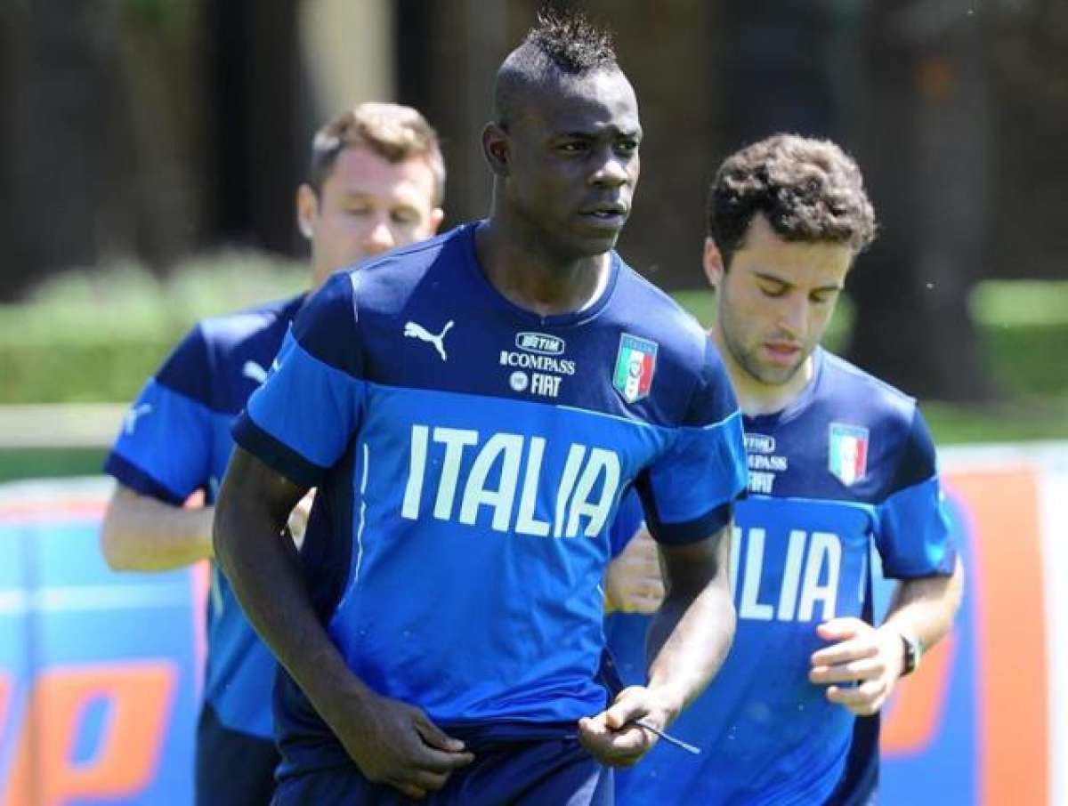 Balotelli (c), junto a Antonio Cassano y Giuseppe Rosssi, participan de la pr&aacute;ctica. Foto: EFE