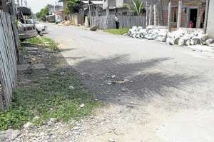 La maleza es evidente en el bloque 9 de este sector apartado de la ciudad. Foto: William Orellana.