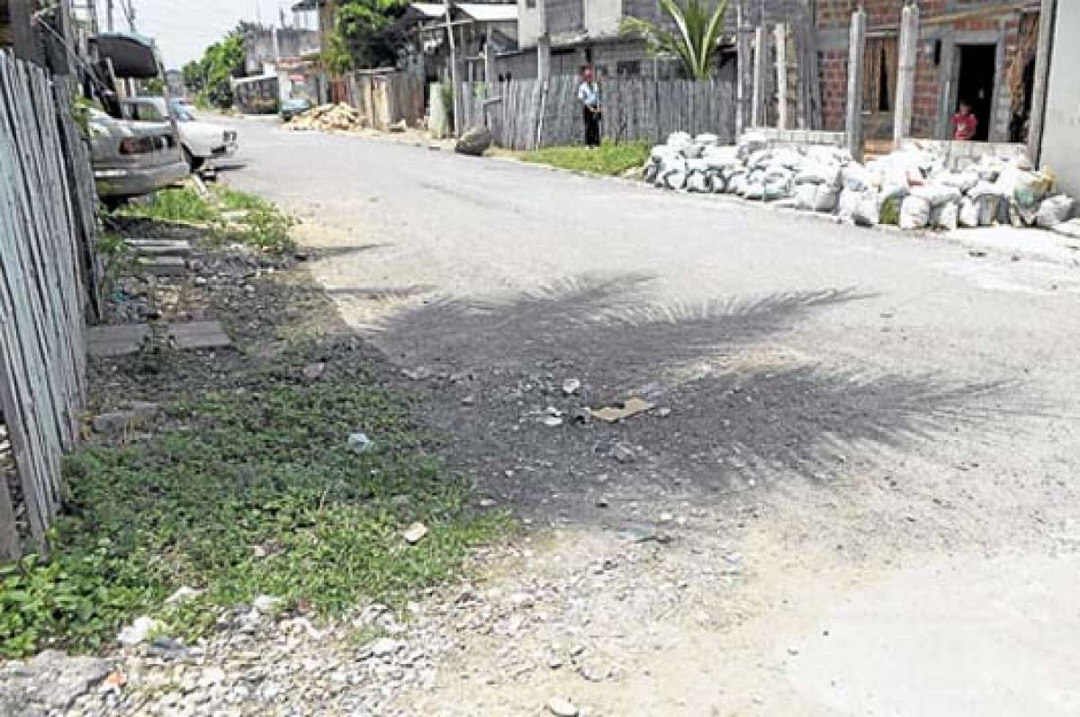 La maleza es evidente en el bloque 9 de este sector apartado de la ciudad. Foto: William Orellana.