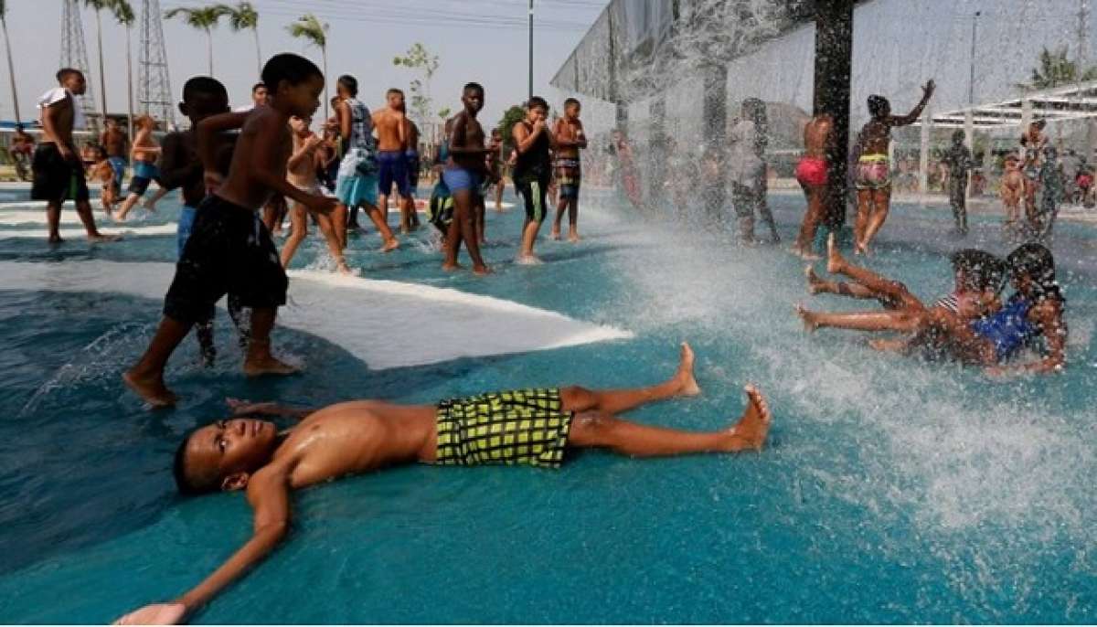 Ni&ntilde;os se refrescan en un parque. Foto: http://oglobo.globo.com