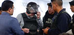El exministro lleg&oacute; a la dependencia judicial, bajo fuerte resguardo policial.