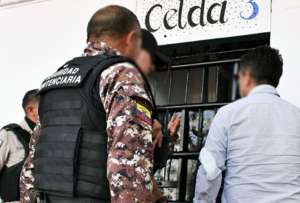 Un guía penitenciario recibió 30 días de prisión preventiva tras ser capturado con droga en su chaleco el pasado sábado en la cárcel de Guayaquil.