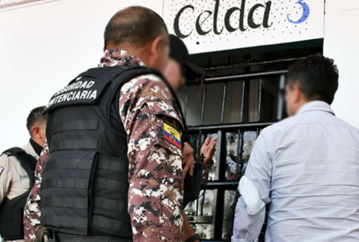 Un guía penitenciario recibió 30 días de prisión preventiva tras ser capturado con droga en su chaleco el pasado sábado en la cárcel de Guayaquil.