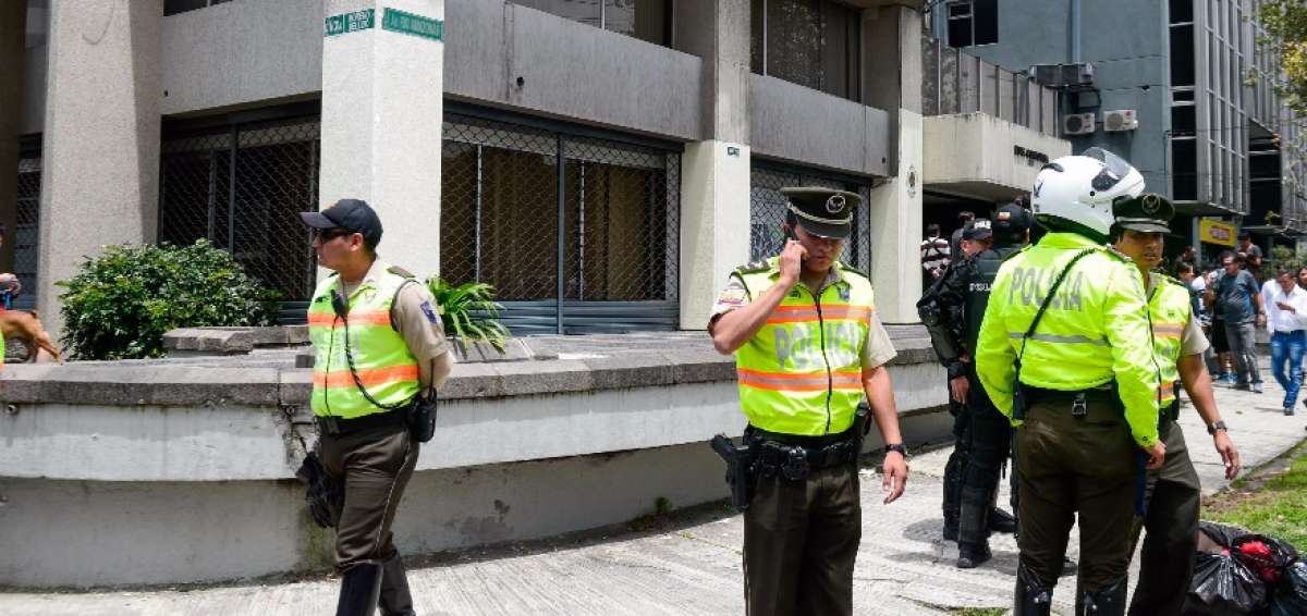 Por cerca de 4 horas el edificio donde funciona la encuestadora, estuvo bajo resguardo y control policial.