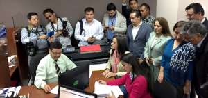 La asamble&iacute;sta Marcela Agui&ntilde;aga lider&oacute; el grupo de militantes que lleg&oacute; hasta la Corte para presentar la demanda de inconstitucionalidad.