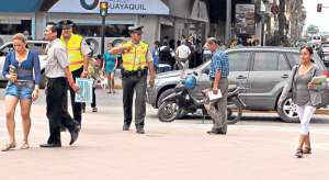 Los uniformados recorren la zona comercial de Machala para proteger a los ciudadanos. Foto: Fabricio Cruz/ El Tel&eacute;grafo