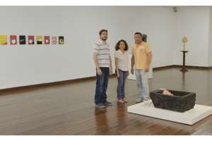 Los artistas David Orbea Piedra, Alexandra Cede&ntilde;o Chunga y Patricio Barber&aacute;n Arboleda, en medio de la sala polivalente del Museo Municipal. Foto: William Orellana