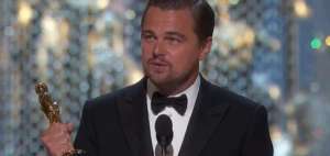 Al agradecer el premio, el actor aprovech&oacute; el escenario del teatro Dolby para hablar del cambio clim&aacute;tico y pedir acciones urgentes.