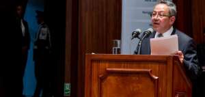 Cerca de 2 horas le tom&oacute; al ministro Espinosa exponer pruebas de descargo ante la Comisi&oacute;n de Fiscalizaci&oacute;n.