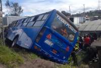 Un bus urbano con pasajeros se volcó y cayó a un terreno, en Quito.