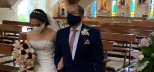 Daniela Parra camin&oacute; hasta el altar de la iglesia, acompa&ntilde;ada de su padre. Ambos llevaron mascarillas.