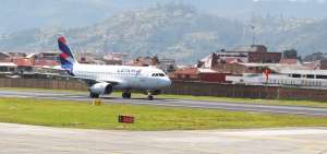 Un avi&oacute;n de la aerol&iacute;nea Latam aterriza en la pista del aeropuerto Mariscal Lamar, en Cuenca.
